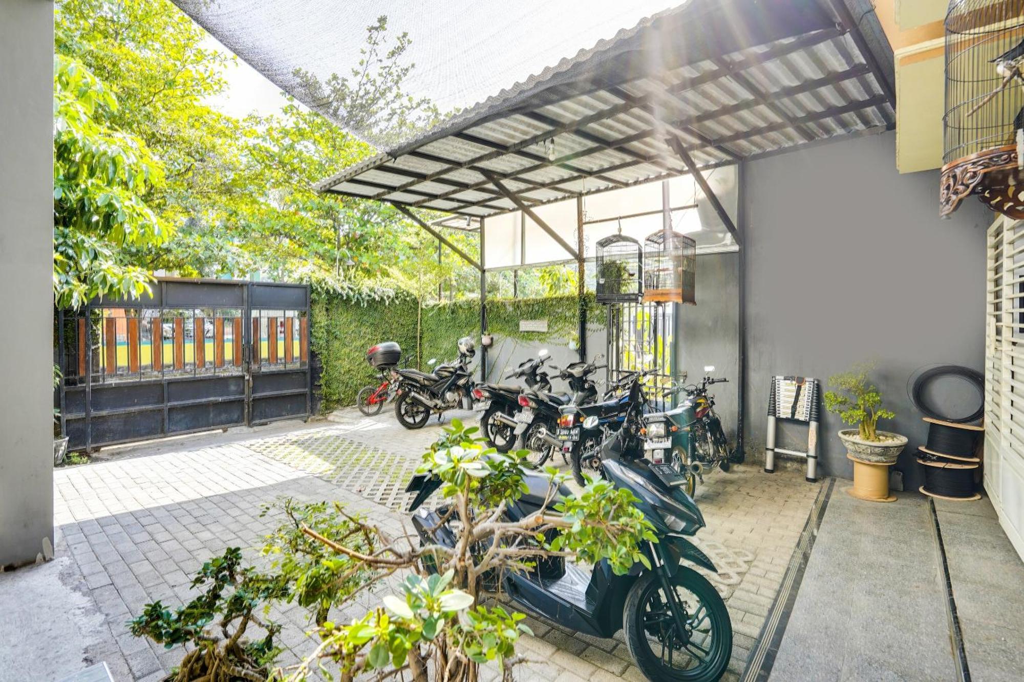 Spot On 91745 Rumah Kost Gresik Syariah Dış mekan fotoğraf