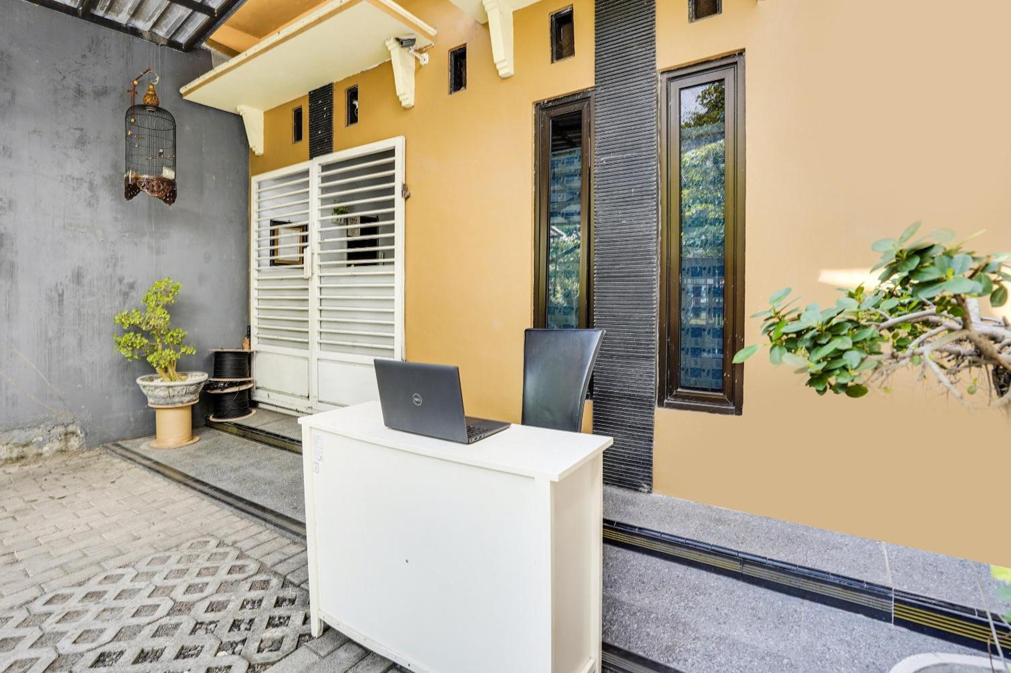 Spot On 91745 Rumah Kost Gresik Syariah Dış mekan fotoğraf