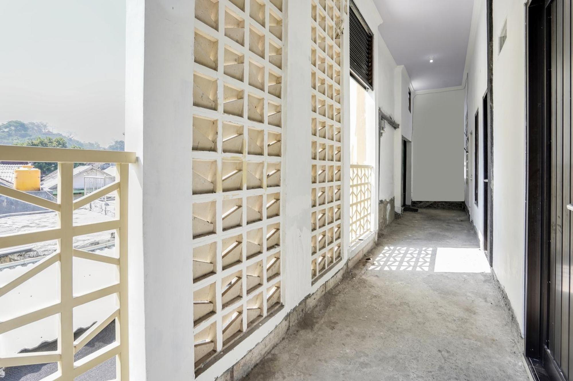 Spot On 91745 Rumah Kost Gresik Syariah Dış mekan fotoğraf